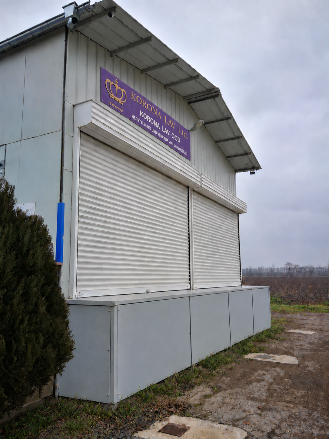 Gebäude der Destillerie mit dem Firmenschild von KORONA LAV